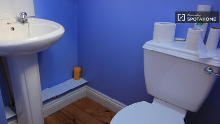 Relaxing room in shared apartment in Terenure, Dublin - Photo 3