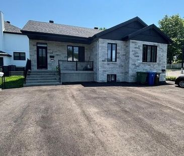 ✨🏡 Grand 4 1/2 - Haut de Duplex – Clé en main & semi-meublée 🏡✨ - Photo 2