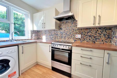 Heathside Road, Woking - 2 bedrooms Property for lettings - Seymours - Photo 4