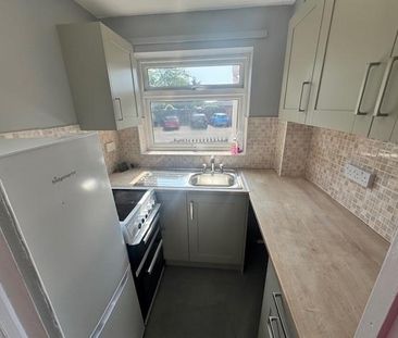 2 bedroom semi-detached house to rent - Photo 6