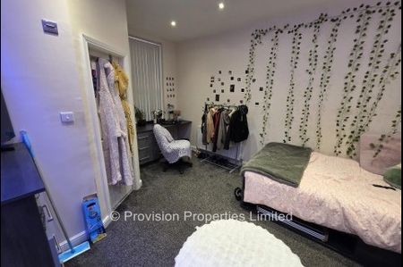 4 Bedroom 4 En-suite - Photo 5