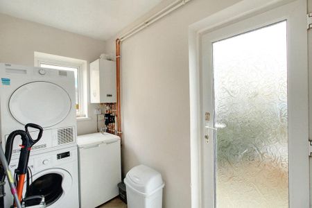 3 bedroom semi-detached house to rent - Photo 4