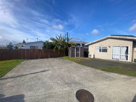 MANUREWA, 2 BEDROOMS - Photo 2