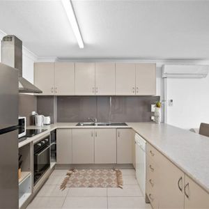 Renovated fully furnished 2 bedroom apartment, - Photo 3