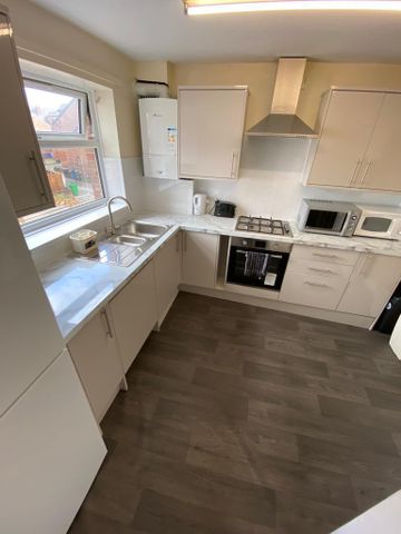 1 bedroom in a house share to rent - Photo 2