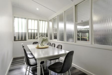 Three Bedroom Art Deco Modernised Home - Photo 4