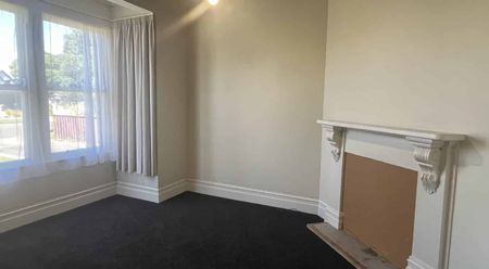 Student Rentals - Four Bedrooms - Centrally Located - Photo 4