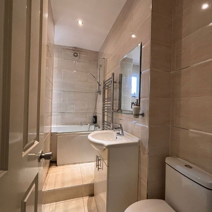 4 Bed Flat, Temple Road, NW2 - Photo 1