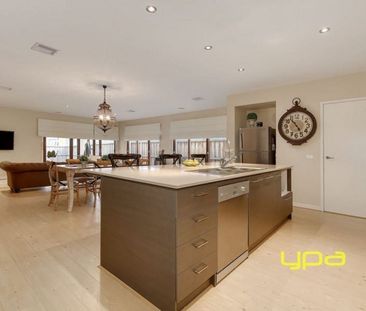 Spacious Living!! - Photo 2