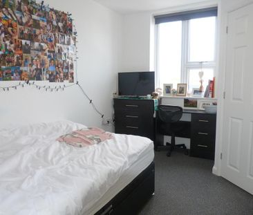 1 bedroom in a flat share to rent - Photo 2