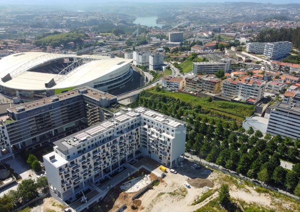 Apartamento T2 no Porto com varanda, garagem e arrumos