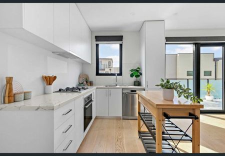 Sunlit Modern Beach-Side Living - Photo 4