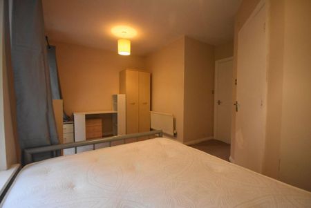 4 bedroom semi-detached house to rent - Photo 5