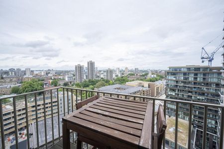 3 bedroom flat in 150 Vaughan Way - Photo 2