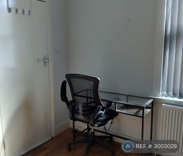 1 bedroom in a house share to rent - Photo 3