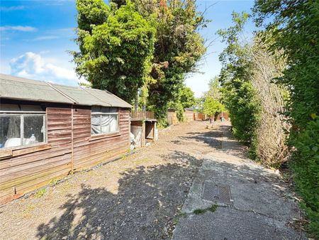 Thorney Mill Road, Iver, Buckinghamshire, SL0 - Photo 3