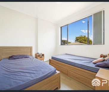 Spacious 2 Bedroom Apartment in Convenient Location - Photo 4