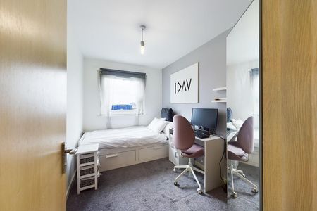 2 bedroom Flat To Let - Photo 3