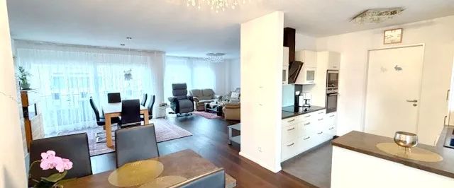 Sehr hochwertig ausgestattete 4-Zimmer-Stadtwohnung mit Aufzug, Einbauküche, 2 Balkonen und Garage - Foto 1