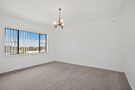 Upstairs Unit - Renovated Generous & Flexible floorplan - Photo 5
