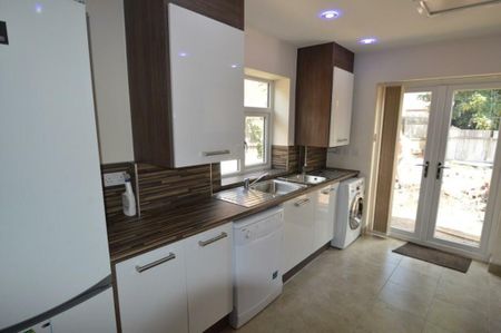 99 Hubert Road All Bills Included - Photo 4