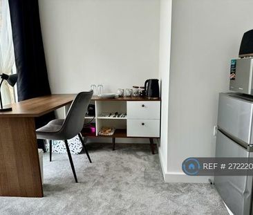 1 bedroom in a house share to rent - Photo 2