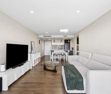 Top floor apartment with views to Black Mountain! - Photo 2