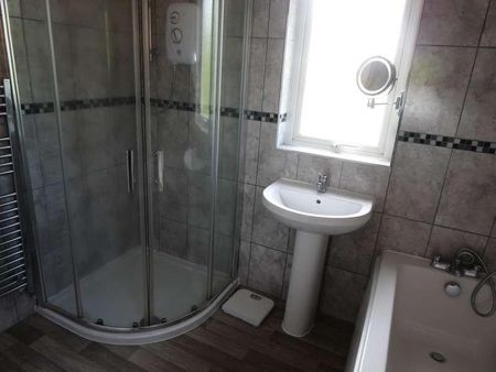 Bedroom Detached House In Wallisdown, BH10 - Photo 2