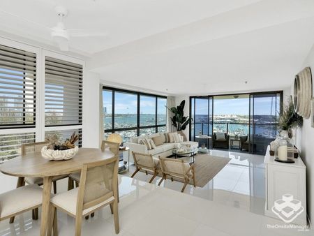 Half-floor apartment overlooking Yacht Club. - Photo 2