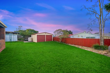 Powered double-bay shed & 3 bedroom family home - Photo 4