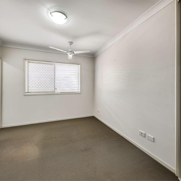 Modern Top Floor Apartment - Call Now to Inspect! - Photo 1