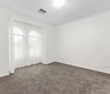 Immaculate Family Home with a Pool! - Photo 5