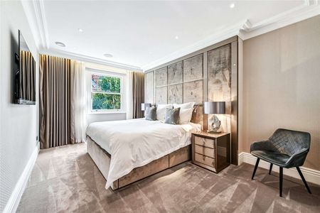 Exceptional 4 bedroom, 3 bathroom penthouse apartment overlooking Westminster Cathedral. Beautifully refurbished and exquisitely furnished. - Photo 3