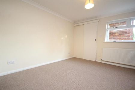 2 bedroom end of terrace house to rent - Photo 4