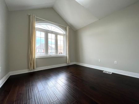 For Lease - 2293 Crestmont Drive, Oakville, Ontario - Photo 2