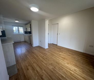 4 bedroom detached house to rent - Photo 2