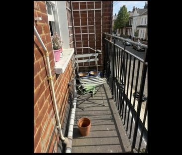 Room in a Shared House, Dafforne Road, SW17 - Photo 1