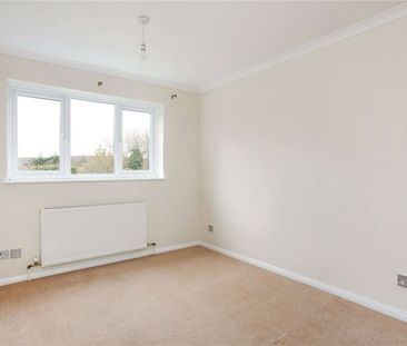 A bright 4 bedroom detached family home with garage and off street parking - Photo 5