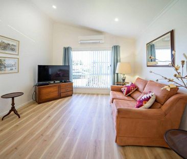 Neat and tidy FOUR bedroom duplex - Photo 1