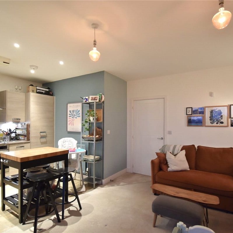 Well presented 2 bedroom apartment with a wrap around balcony to rent in this highly sought after development located within walking distance of Addenbrookes Hospital and a host of local amenities. Allocated parking. Unfurnished. - Photo 1