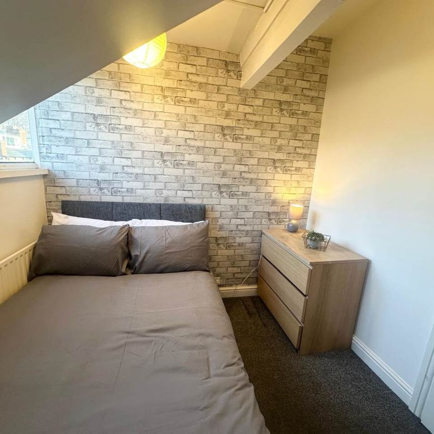 Glebe Avenue (Room 3), Kirkstall, Leeds - Photo 1