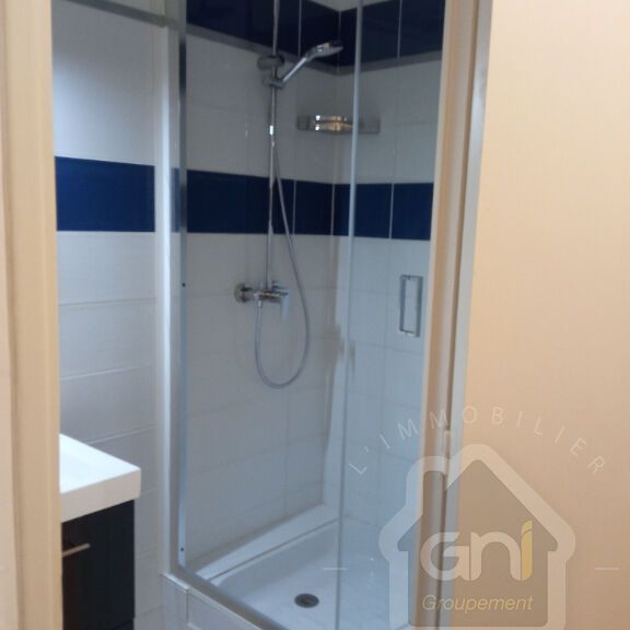 Très grande batisse T5 à Esparron de pallières, - Photo 1