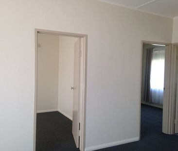 NEAT, TIDY & CENTRAL! - Photo 4