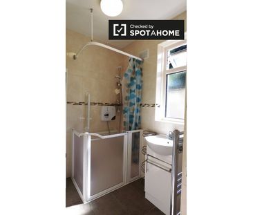 Room for rent in 2-bedroom house in Ballygall, Dublin - Photo 3