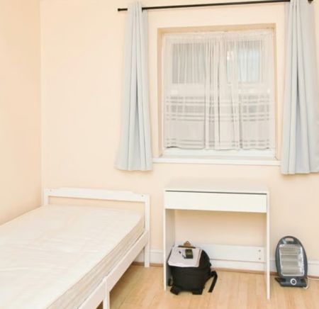 Studio Flat, London, IG11 - Photo 3