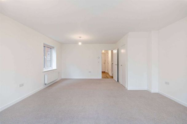 A modern three bedroom family home with private garden and parking - Photo 1