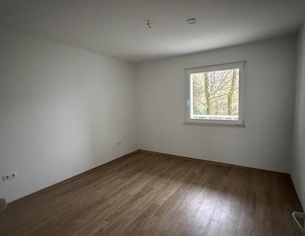Perfekte Lage und bezugsfertig renoviert: barrierearme 3-Raum-Wohnung mit Balkon - Foto 1