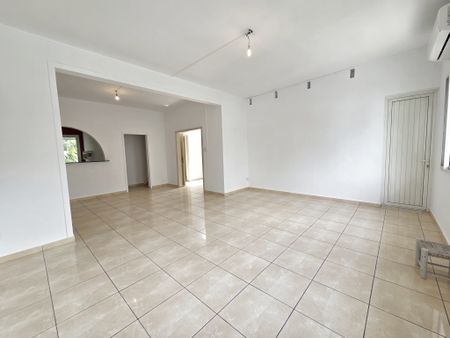 Location Appartement 5 pièces 125m² ST DENIS 97400 - Photo 2