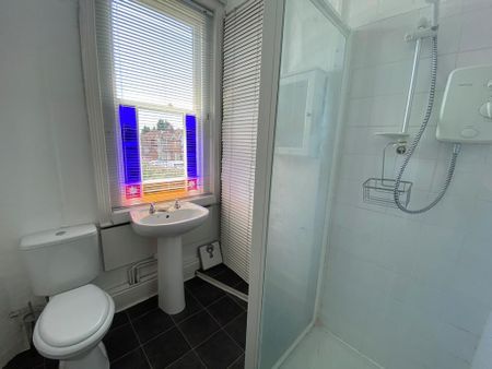 3 bedroom flat to rent - Photo 4