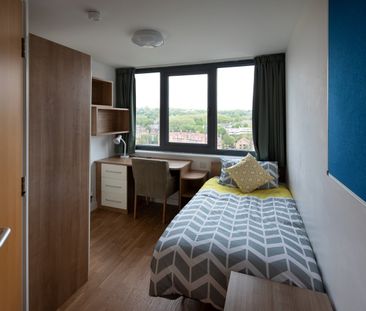 Bedsit, Anne Bryans House, NW3 - Photo 2